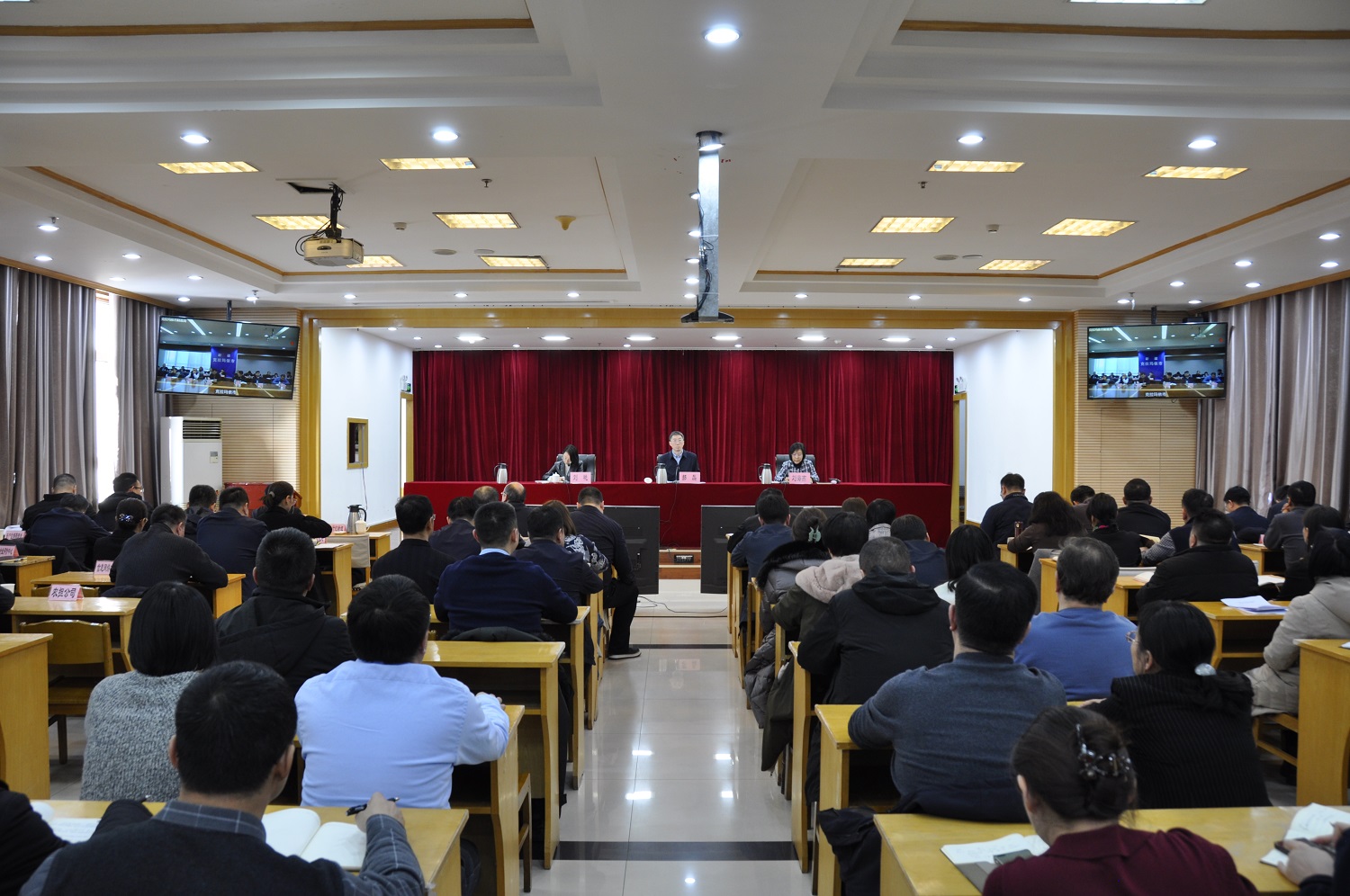 自治区财政厅召开干部大会